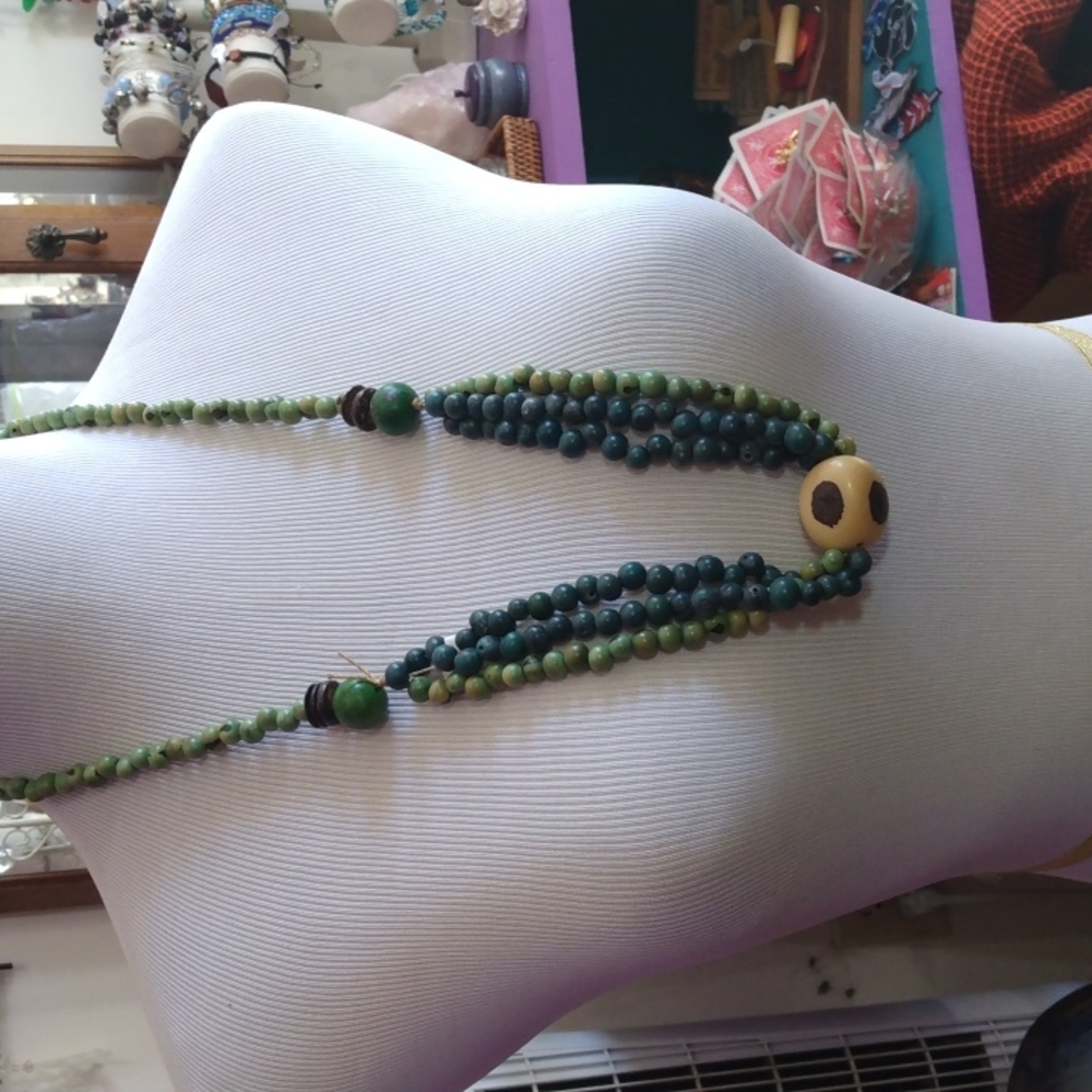 Beautiful statement necklace dyed seads
